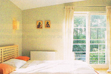 Ciepło do pomieszczenia przekazują zwykle grzejniki płytowe lub członoi zawieszone na ścianach zewnętrznych pod oknami lub obok nich